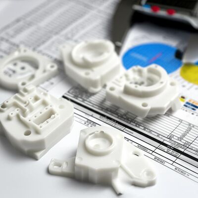 Buon prezzo Parti di precisione in plastica lavorate a CNC con modellatura superficiale complessa, lavorazione di fori fini e rapporto di ispezione a grandezza naturale in linea